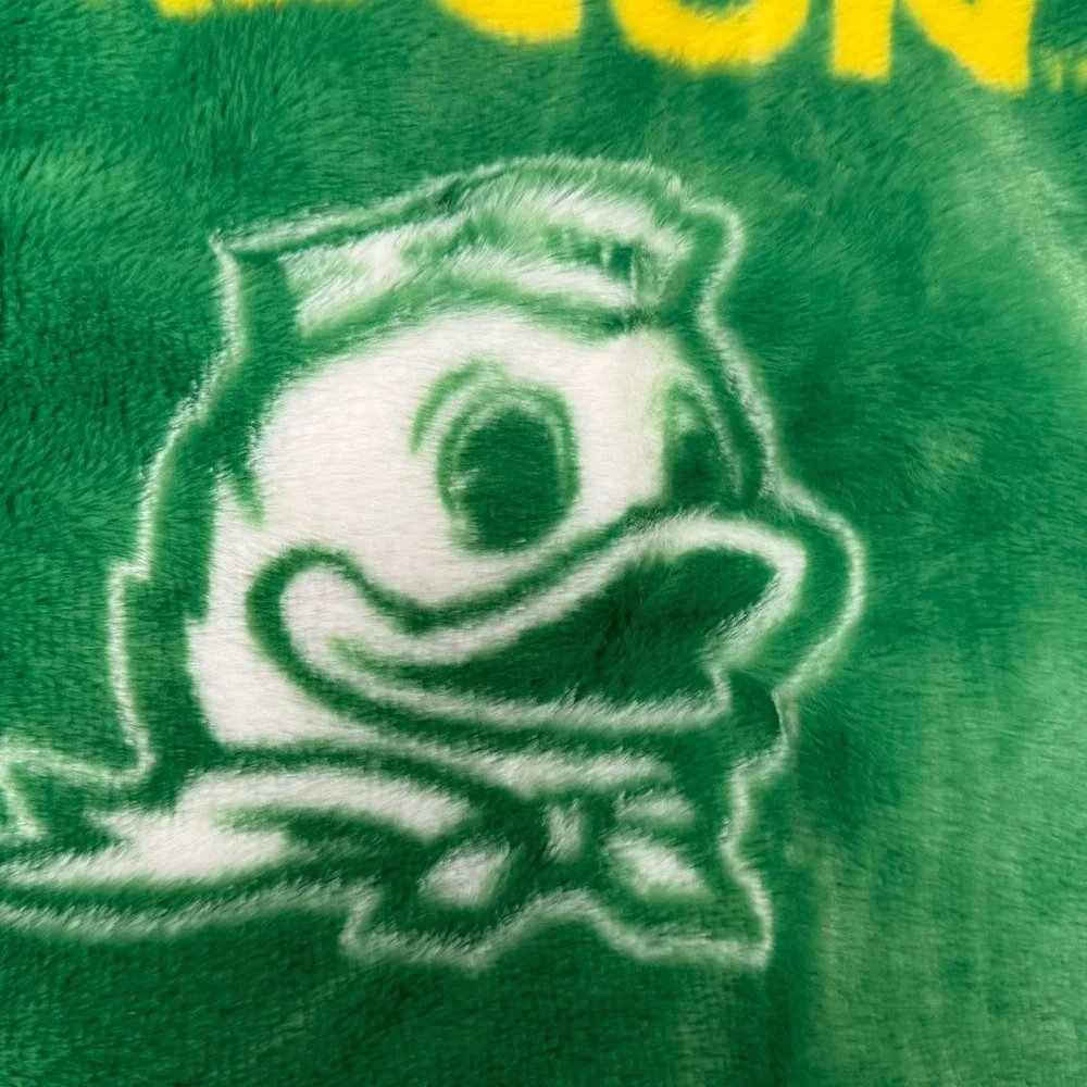NWT Oregon Ducks Throw Blanket 60x70 Super Soft Plush Green Bound Edges NCAA